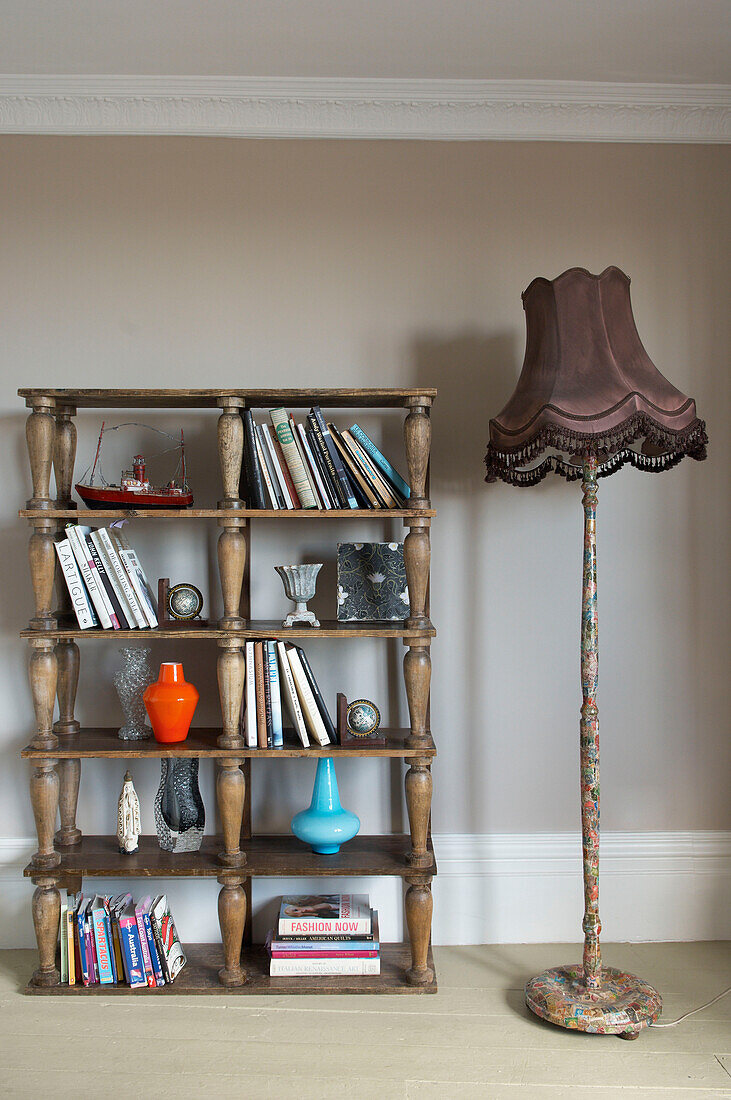 Bücherregal und Stehlampe in einem Strandhaus in Hastings England UK