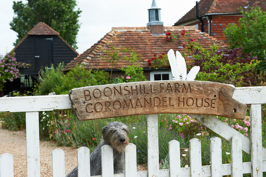 Wegweiser am Tor zu einem Bauernhaus in Iden, Rye, East Sussex, UK