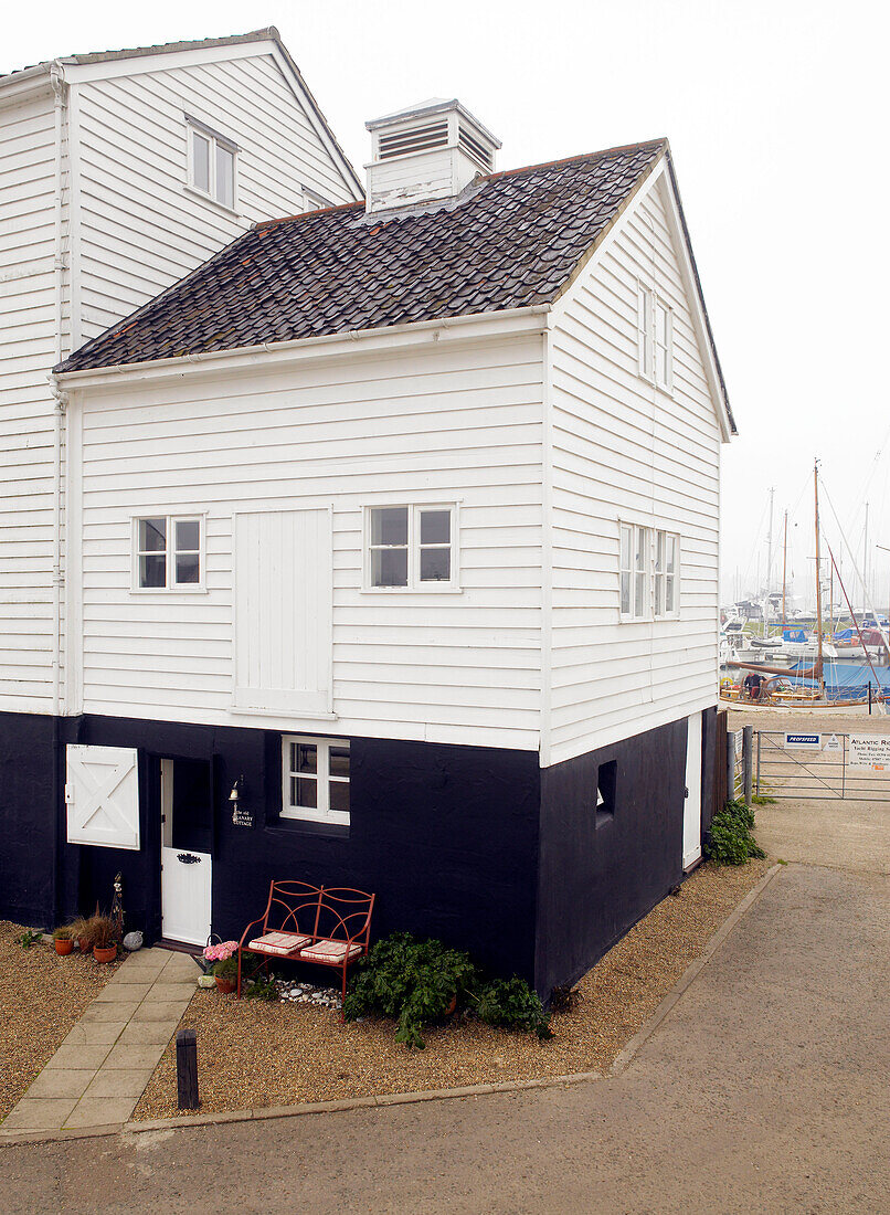 Holzhaus in erhöhter Ansicht