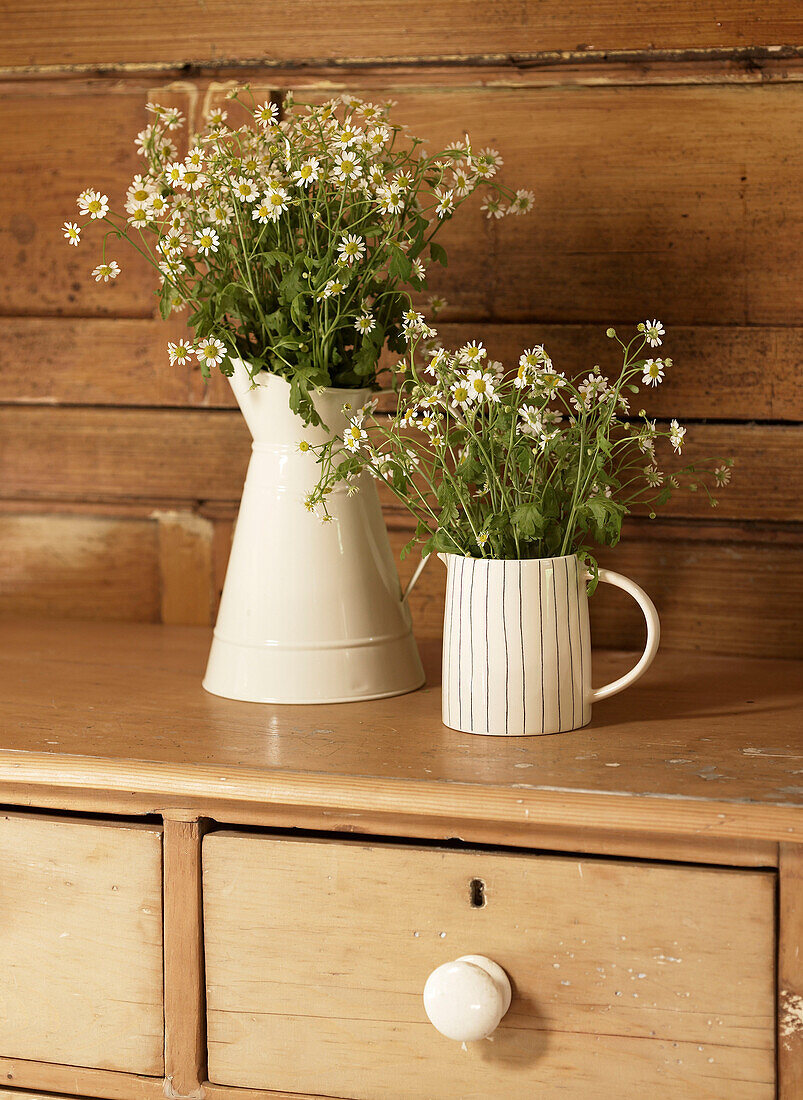 Schnittblumen auf einer Kommode im Schlafzimmer einer umgebauten Kapelle in Shropshire, England, UK