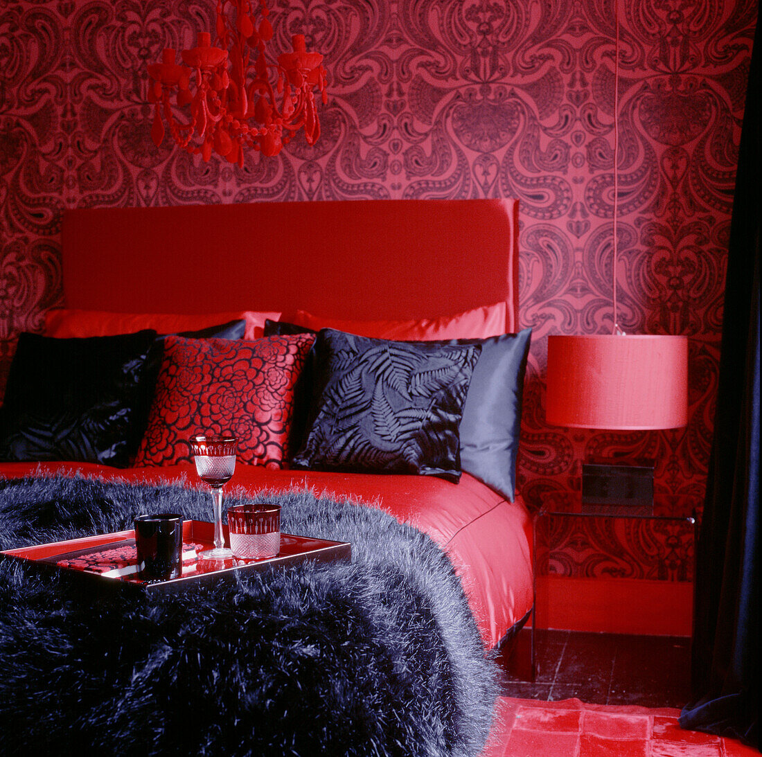 Ein rot-schwarz abgestimmtes Schlafzimmer