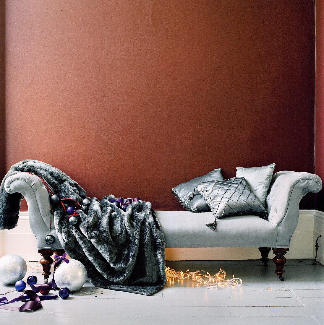 Polstersofa mit Kissen und Decke und Weihnachtsschmuck