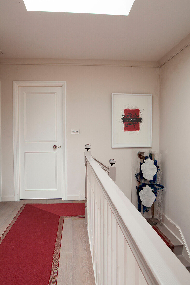 Roter Teppichläufer im Flur eines modernen Londoner Hauses England UK