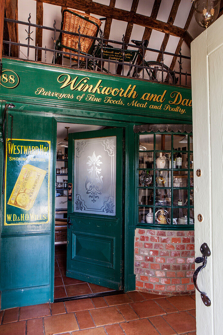 Vintage-Ladenfront mit Milchglastür in einer umgebauten Scheune in Surrey, England, UK