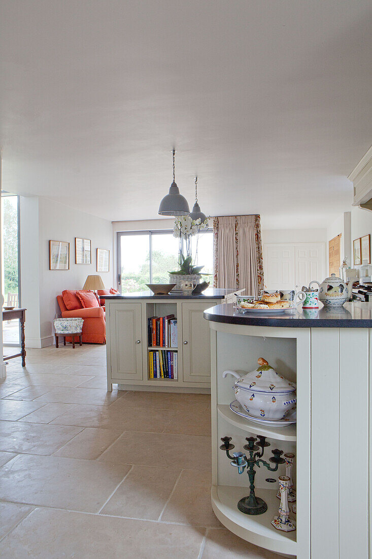 Einbauküche mit Fliesenboden in offenem Wohnbereich in einem Landhaus in Wiltshire (England)