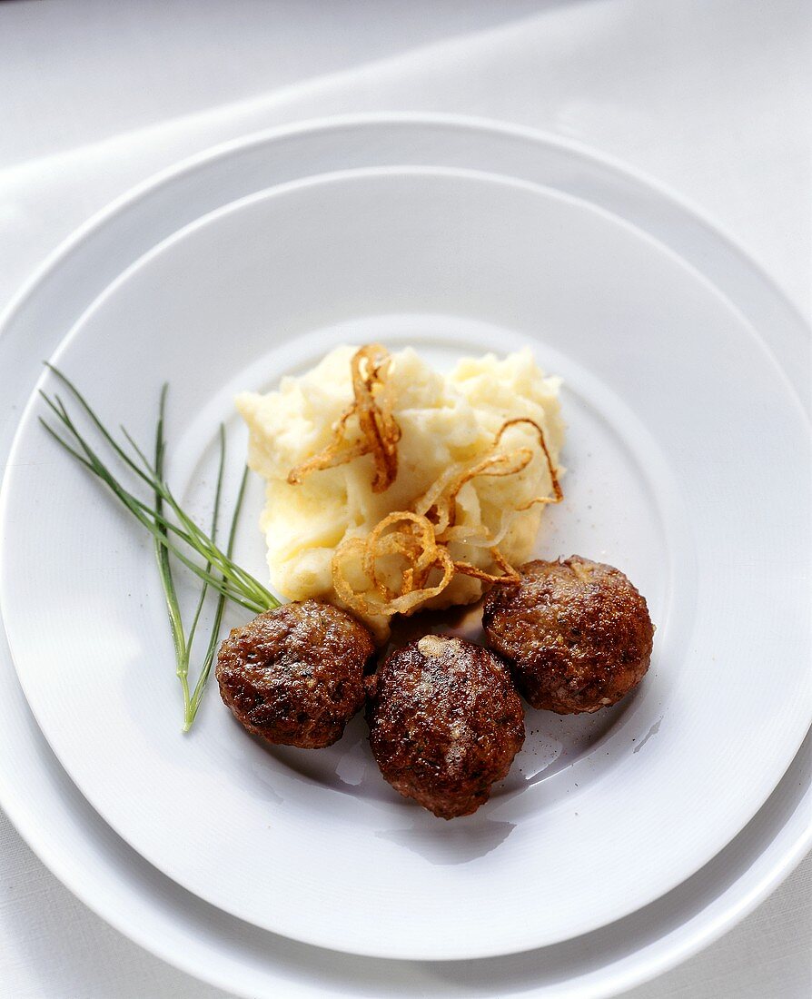 Hackfleischbällchen mit Kartoffelpüree & Röstzwiebeln