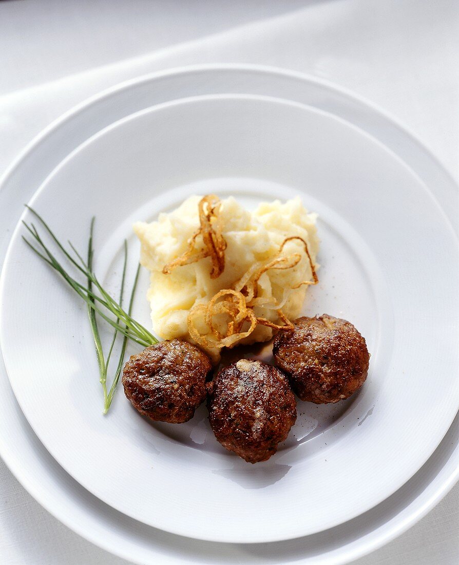 Meatballs with mashed potatoes and roast onions
