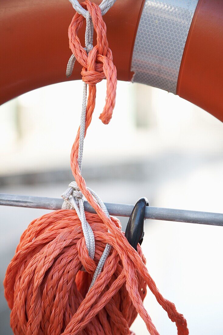 Tauwerk und Rettungsring in einem Küstenhafen, Mallorca, Spanien