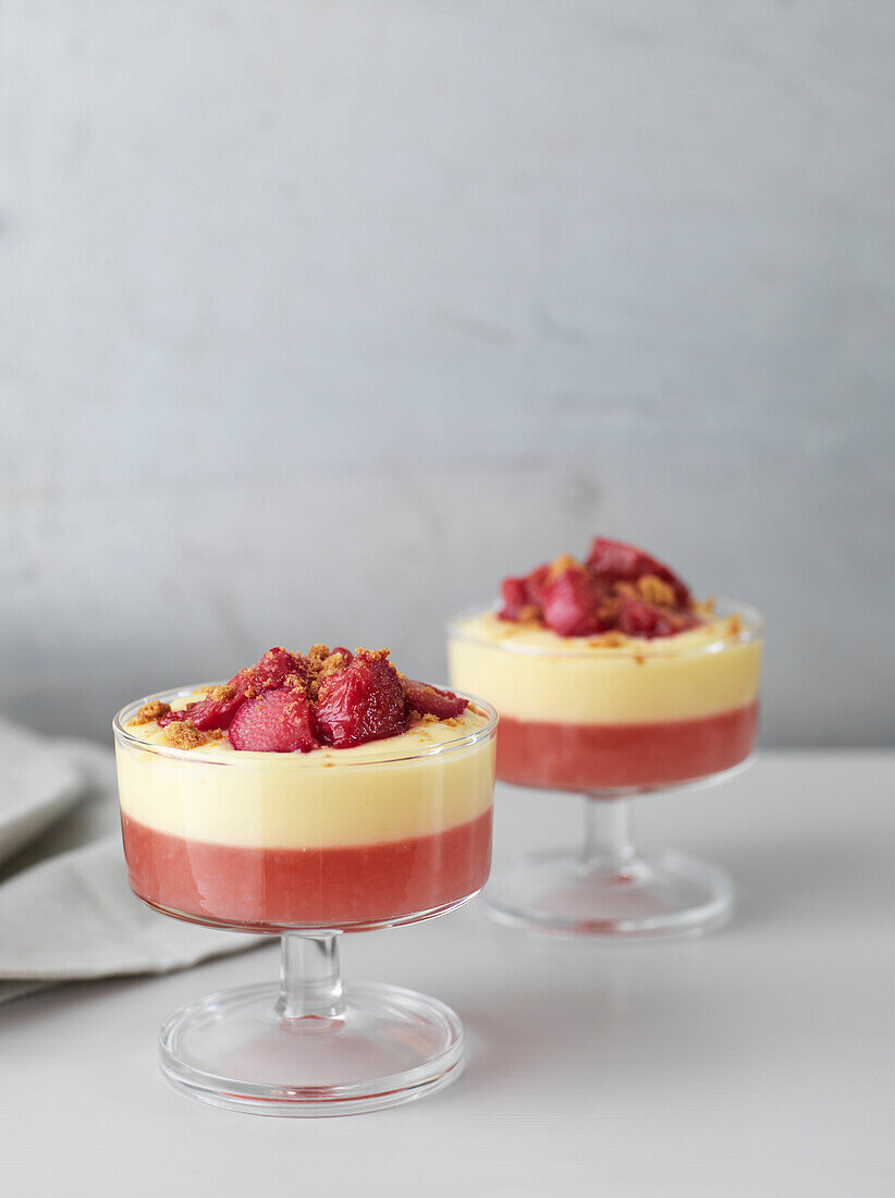 Rhabarber-Trifle in Glasschalen