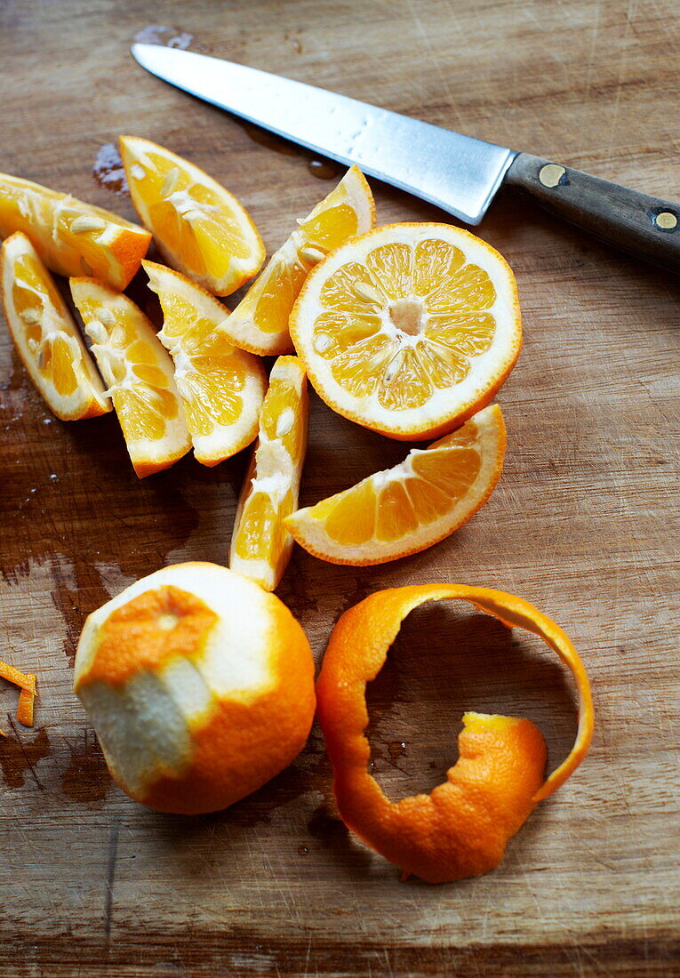 Geschälte Orangen mit Küchenmesser in Southend-on-sea, Essex, England, UK