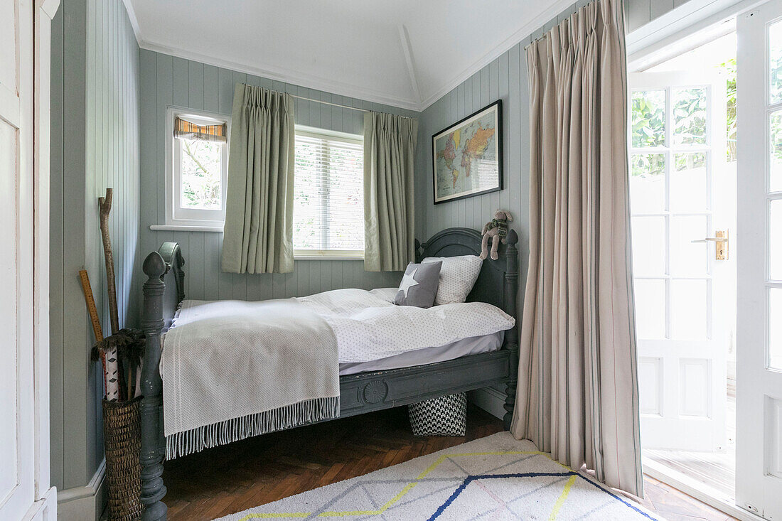 Einzelbett in einer Nische in einem Haus in Guildford, Surrey UK