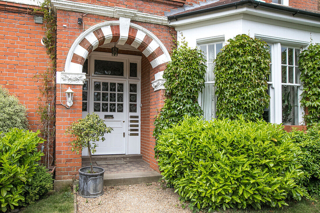 Vorderer Weg und Veranda einer Doppelhaushälfte in Guildford, Surrey, Großbritannien