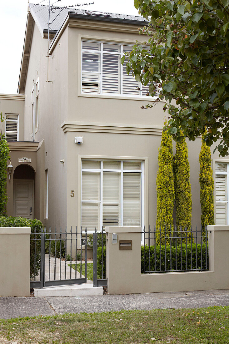 Umzäunter Garten und Vorderfassade eines Hauses in Sydney Australien