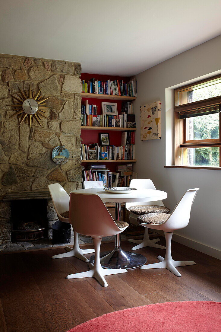 Tisch und Stühle von Eero Saarinen mit Bücherregal in einem modernen Neubau auf der Isle of Wight