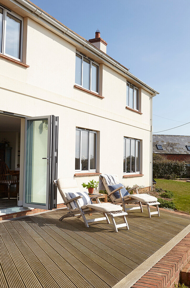 Sonnenliegen auf der Terrasse eines Neubaus auf der Isle of Wight, Großbritannien