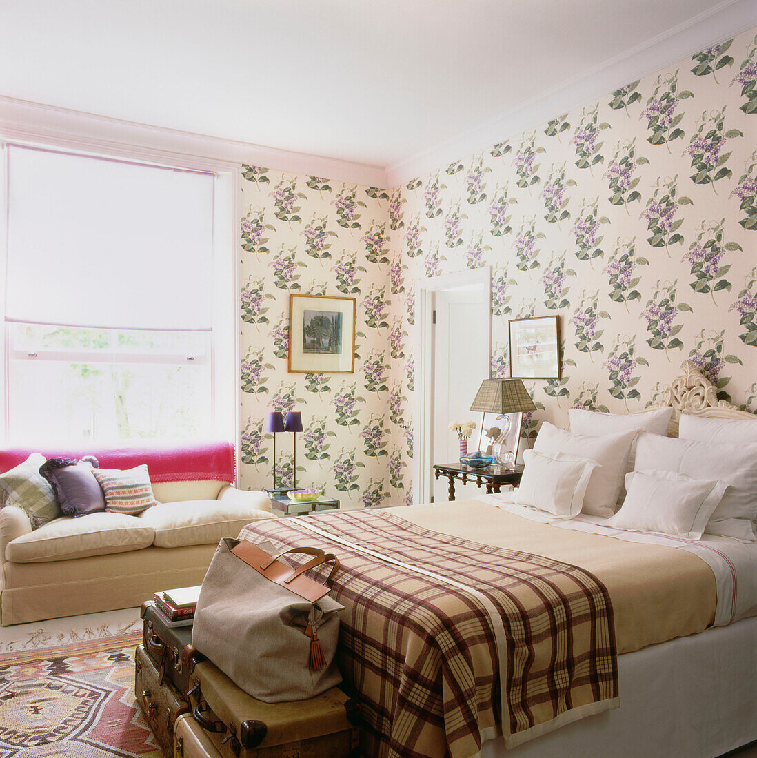 Schlafzimmer mit hübscher Blümchentapete und Sofa