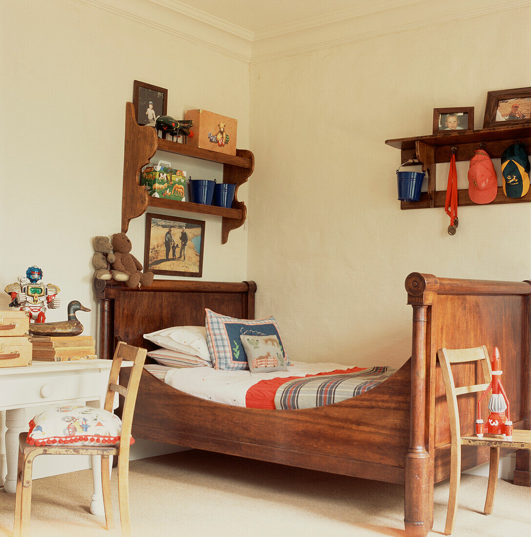 Kinderzimmer mit Schlittenbett und Spielzeug