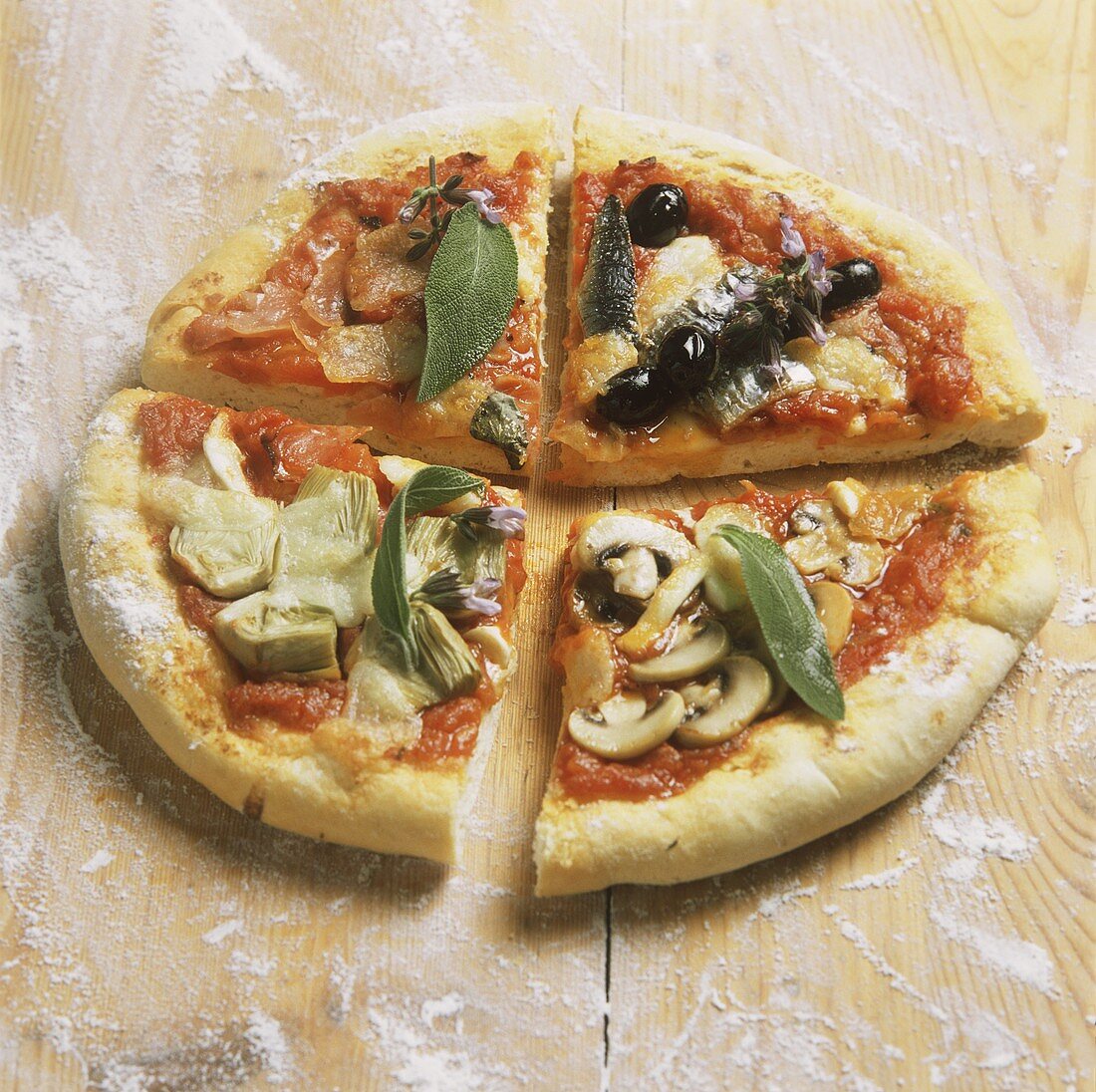 Pizza Quattro Stagioni mit Gemüse,Schinken,Fisch,Pilzen