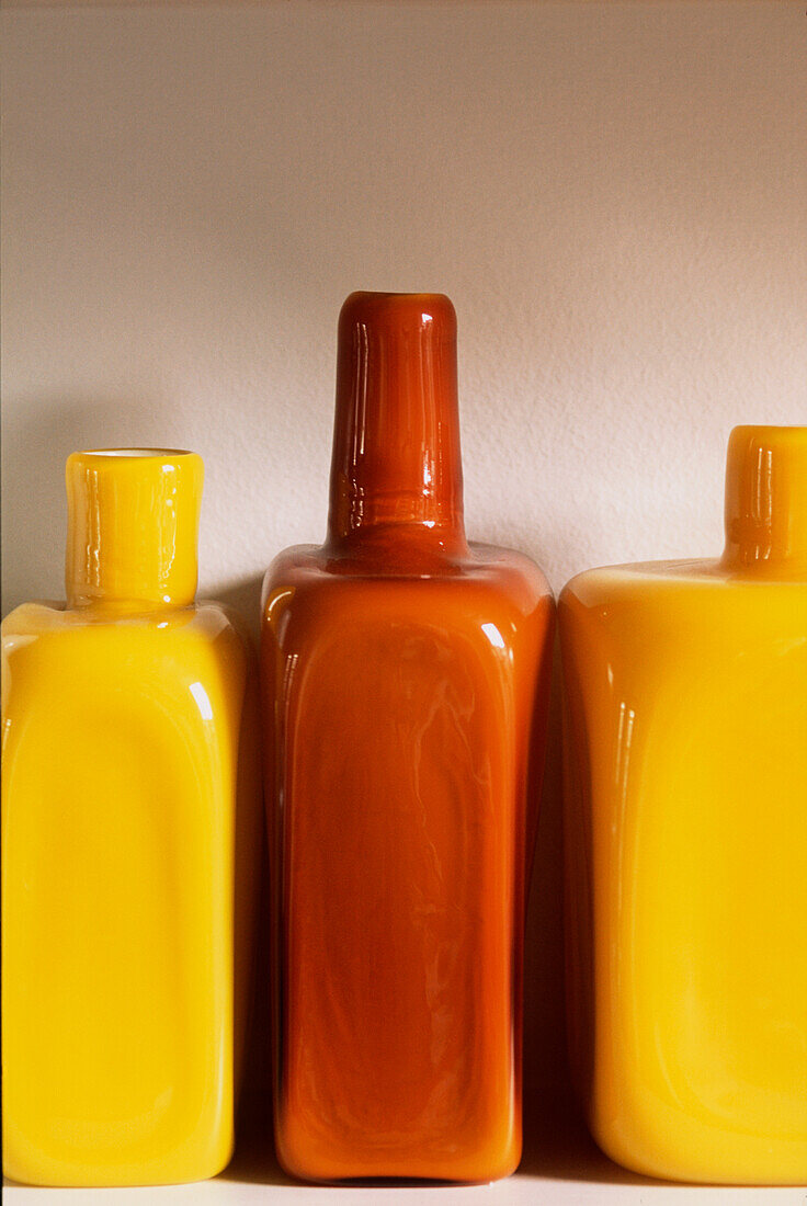 Detail von gelben und braunen Glasflaschen oder Vasen