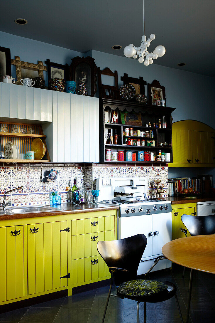 Gelbe und blaue Küche im Vintage Stil mit dekorativen Wandfliesen