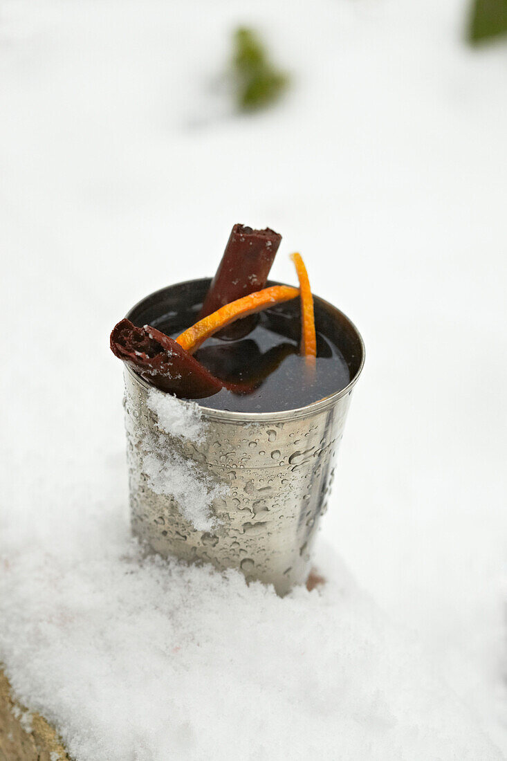 Glühwein im Schnee