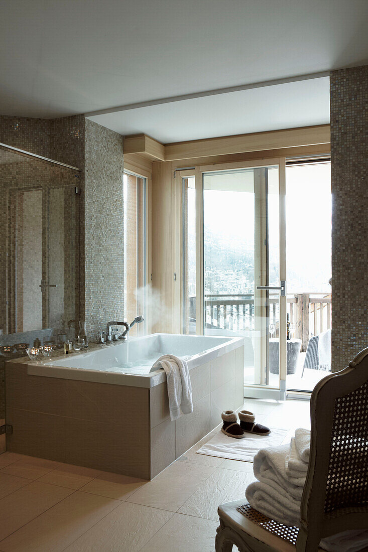 Aufsteigende Wärme in der Badewanne eines Luxushauses in Zermatt, Schweiz