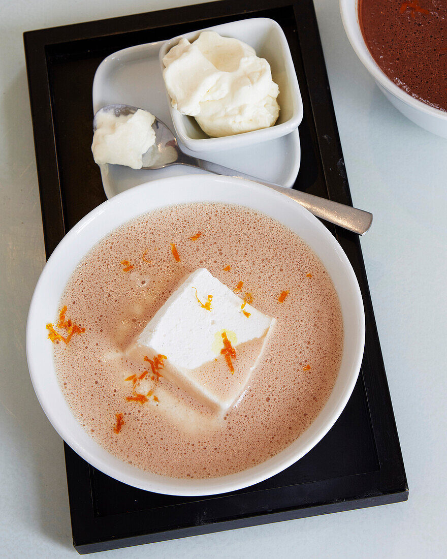 Heiße Zartbitterschokolade mit Orangenzesten und Marshmallow