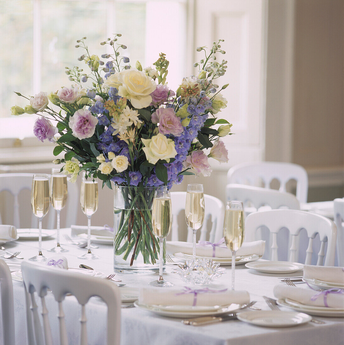 Champagner und Blumendekoration auf einer Hochzeitsfeier