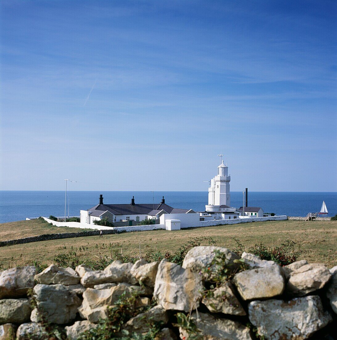 Ländlicher Leuchtturm und Trockensteinmauer