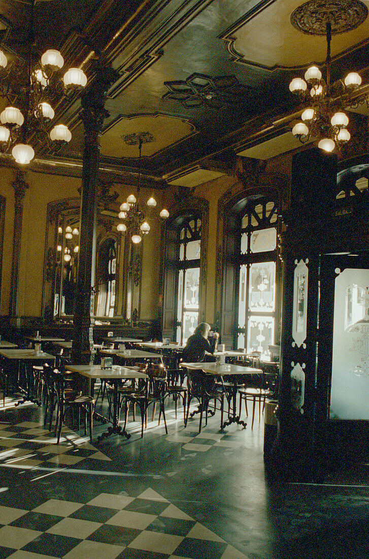 Elegantes Interieur eines Bar-Restaurants in Pamplona