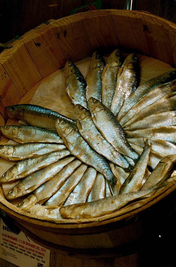 Verkauf von frischem Fisch auf dem Boqueria-Markt in Barcelona