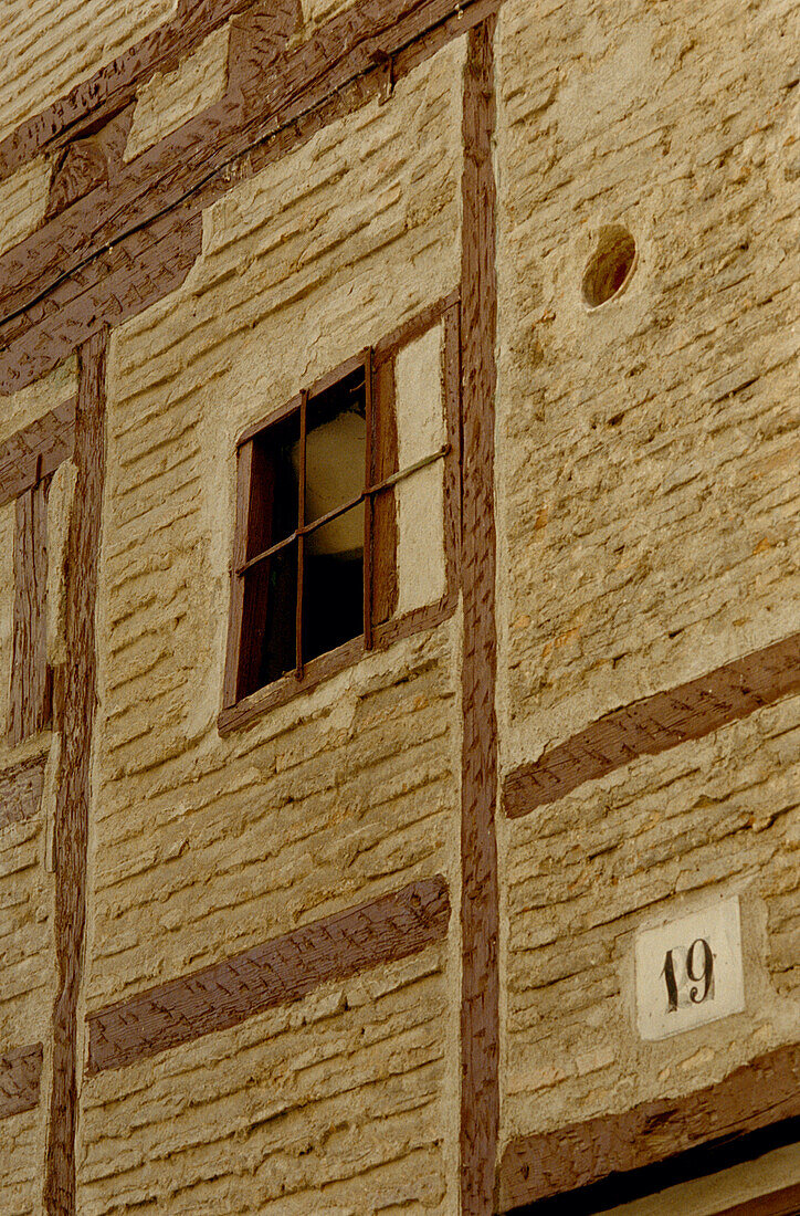 Fassade eines alten Holzhauses mit Putz- und Ziegelplatten in Segovia