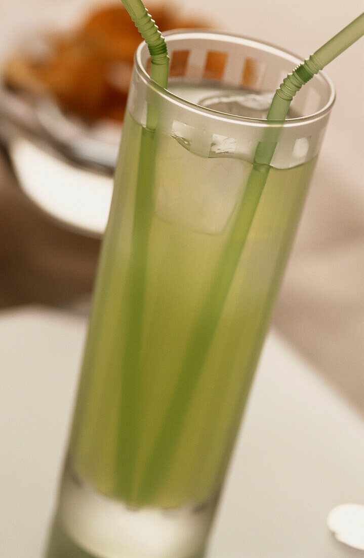 Eisberg-Cocktail mit Pernod, Creme de Menthe und Zitronenlimonade