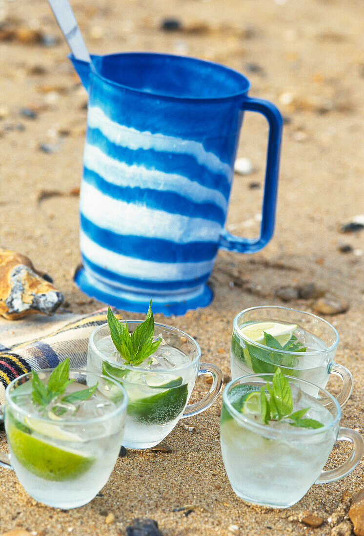 Mojito in Bechern am Strand serviert