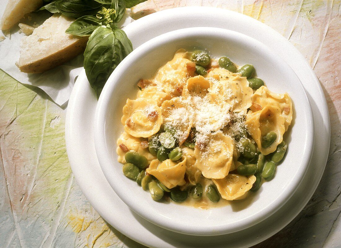 Tortellini mit dicken Bohnen und Speck (Italien)