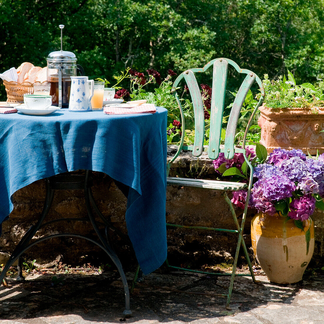 Frühstück auf Gartentisch