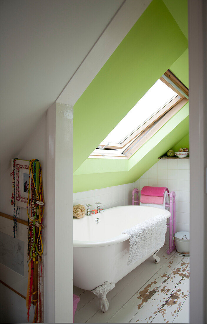 Badezimmer im Dachgeschoss in einem modernen Haus in Lewes, East Sussex, England, UK