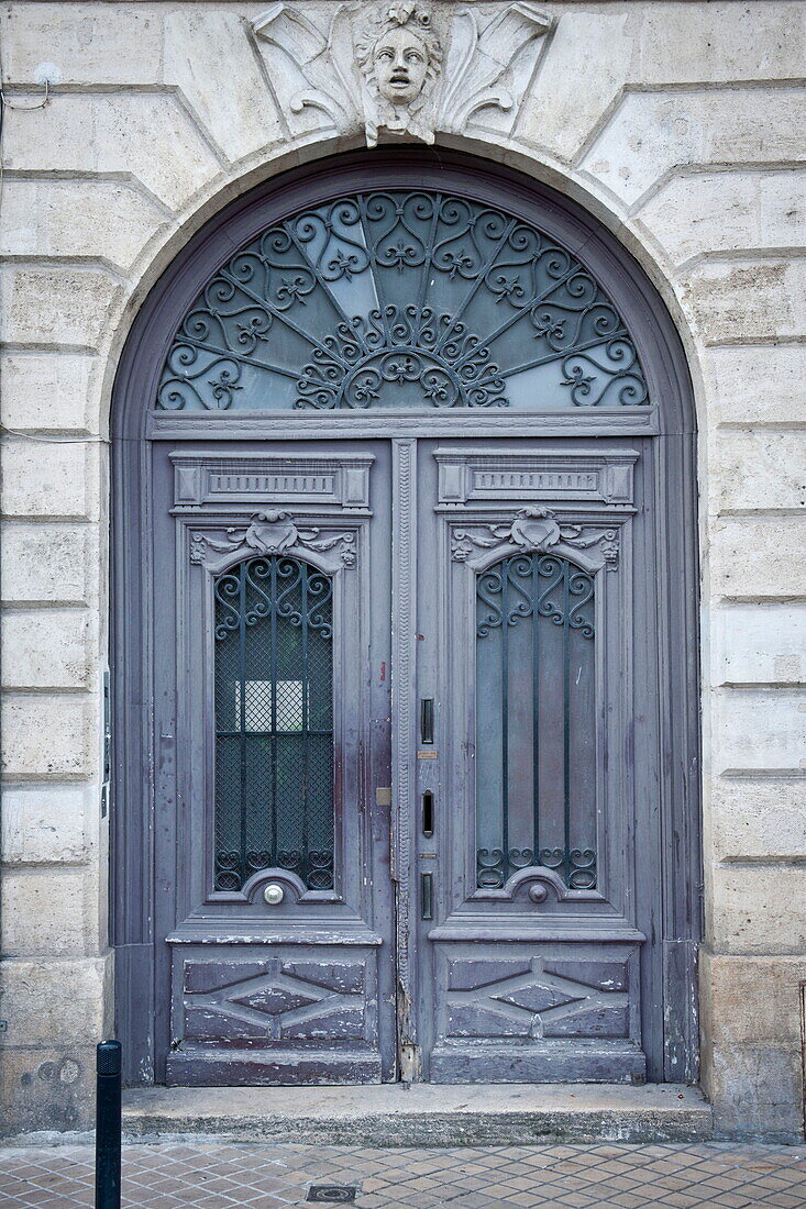 Antike gewölbte Doppeltür und Eingang zu einem Wohnhaus in Bordeaux, Aquitaine, Frankreich