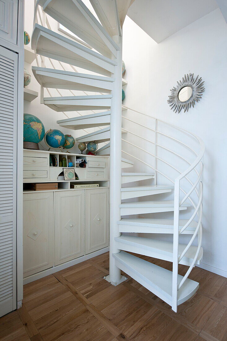 Weiße Wendeltreppe in einem Wohnhaus in Bordeaux, Aquitanien, Frankreich