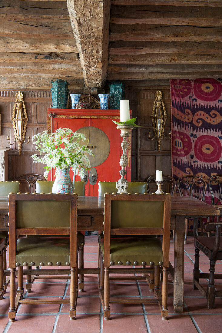 Chinesischer Schrank mit Esstisch und Stühlen in einem Landhaus in der Dordogne, Frankreich