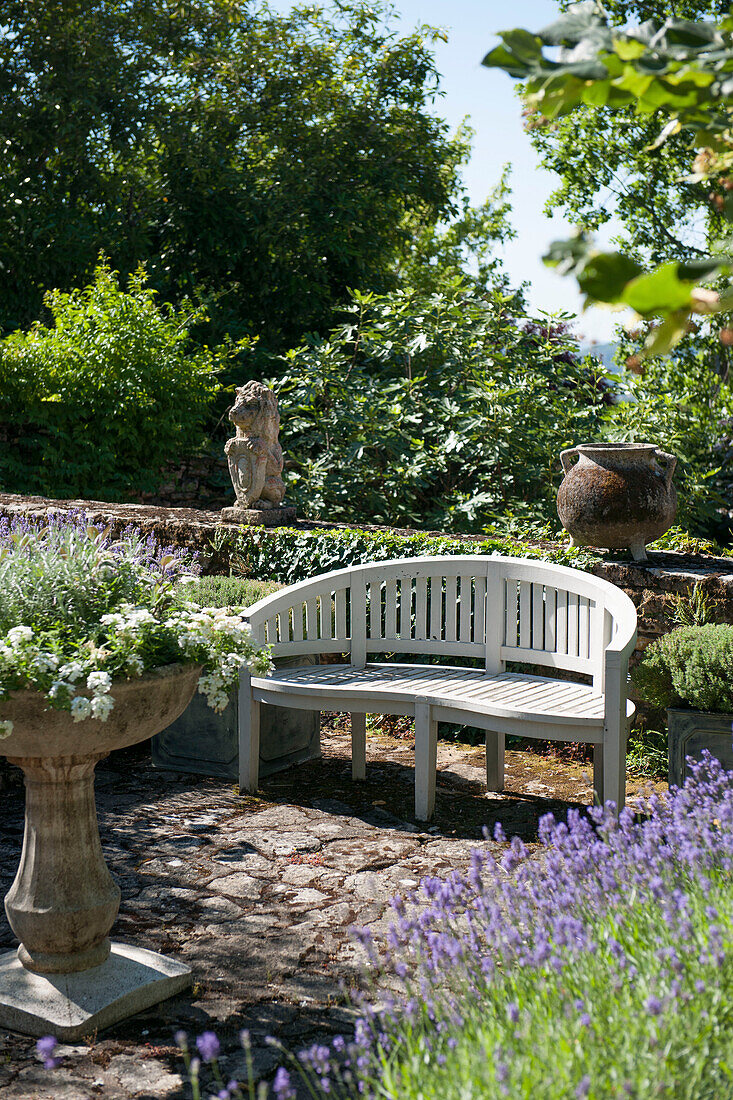 Sitzbank und Lavendel auf der Terrasse eines Bauernhauses in der Dordogne Perigueux Frankreich