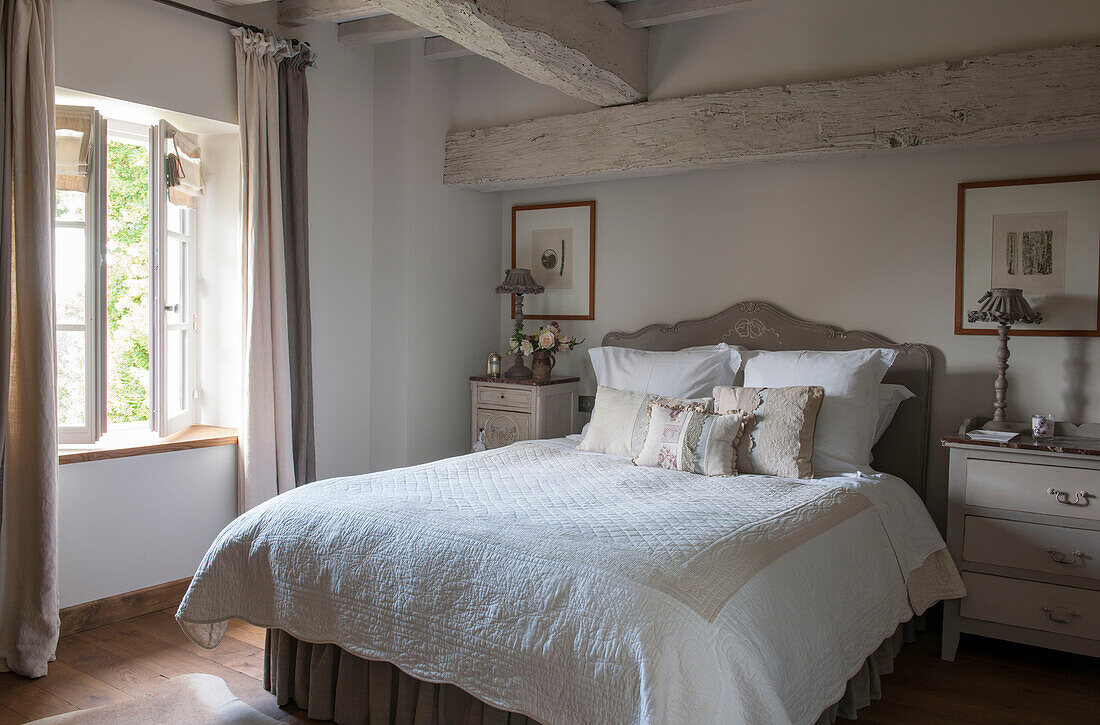 Handgemachte Kissen auf dem Doppelbett am Fenster in einem Bauernhaus in der Dordogne in Perigueux Frankreich