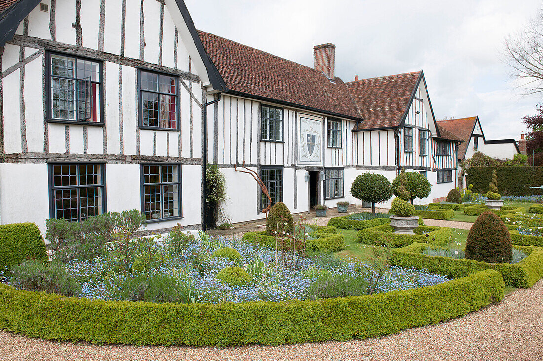 Fachwerkhaus in Suffolk mit Kasteneinfassung und Schotterweg UK