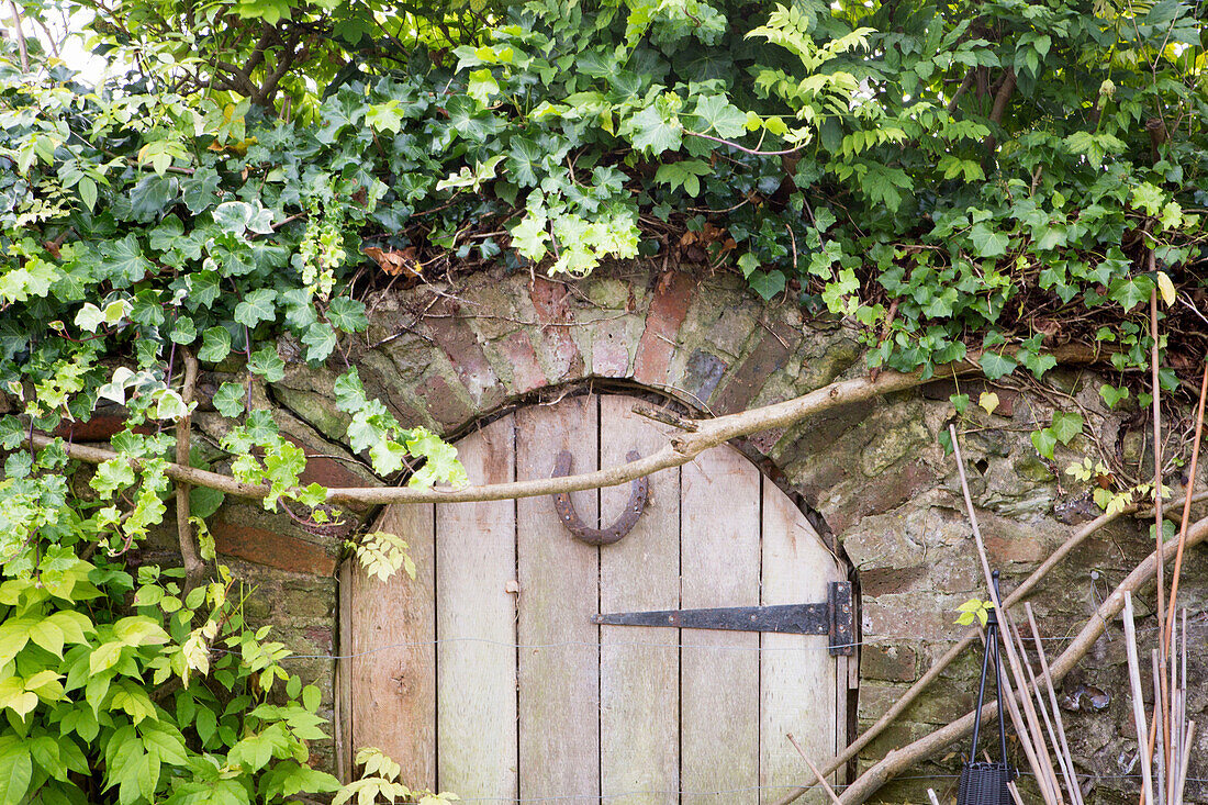 Hufeisen am Gartentor im Garten von Amberley, West Sussex, UK