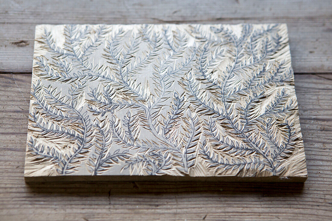 Geschnitzter Holzblock mit Blattwerk im Atelier eines Künstlers, Cornwall, Vereinigtes Königreich