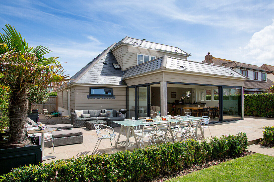 Gartenmöbel auf der Terrasse eines Hauses in West Wittering, West Sussex, England