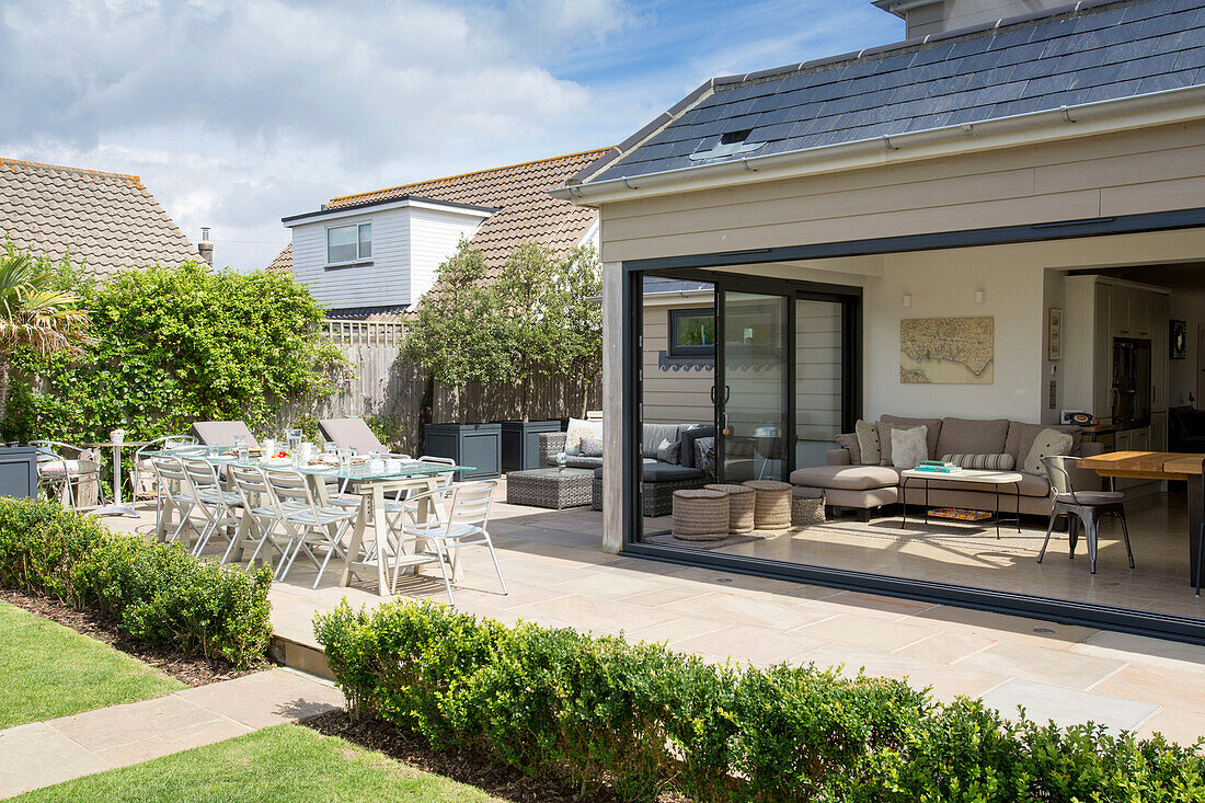 Gartenmöbel auf der Terrasse eines Hauses in West Wittering, West Sussex, England