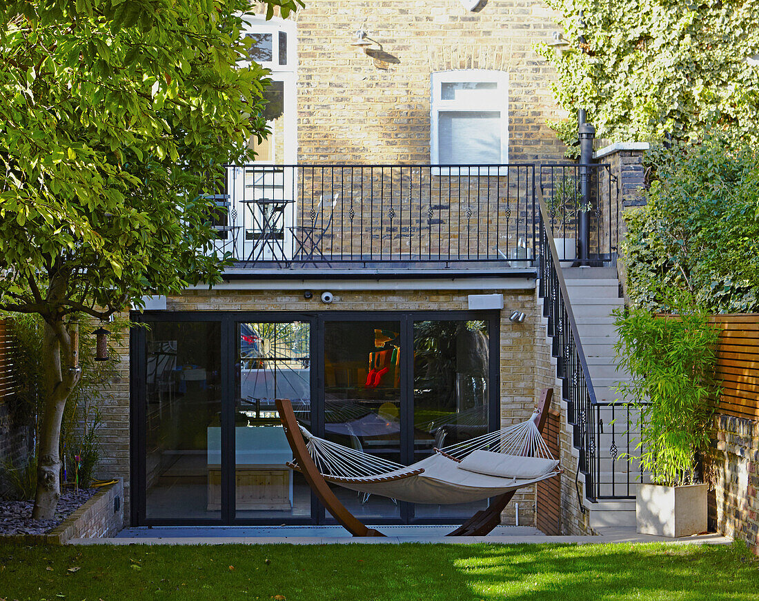 Hängematte auf der Terrasse im Garten eines Londoner Stadthauses England UK