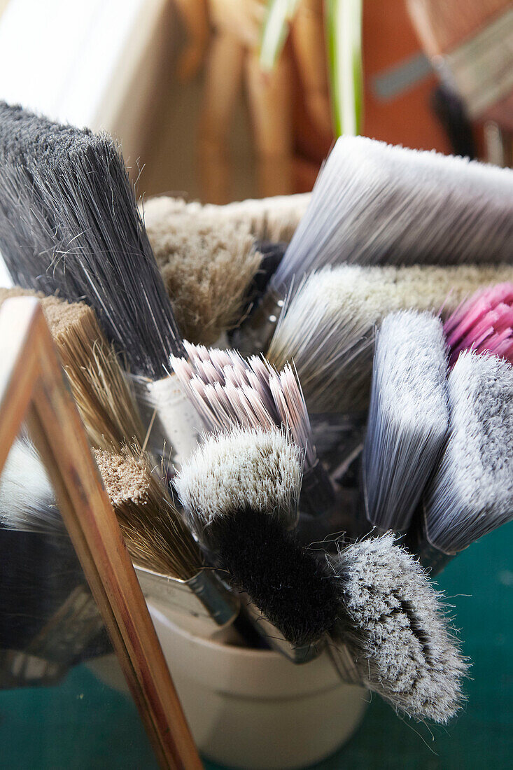 Verschiedene Pinsel in einem Atelier in Alloa, Schottland, Vereinigtes Königreich