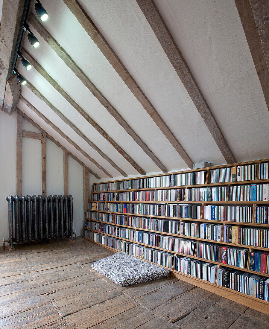 Präsenzbibliothek unter Balkendecke in umgebauter Wassermühle